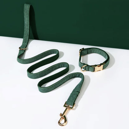 Collier chien personnalisé velours côtelé vert forêt